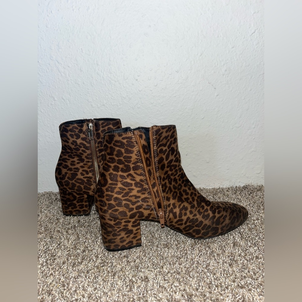 Women’s 9 Leopard Print Boots
